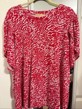 Michael Kors Red and White Animal-Print Short Sleeve Tee 2X Pit to Pit 26 in